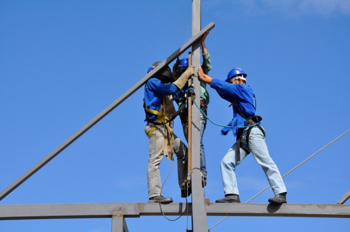 Operarios trabalham em estrutura metalica Operarios trabalham em estrutura metalica